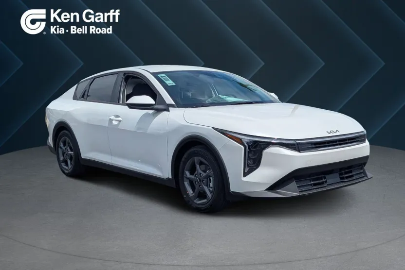 2025 Kia K4 LXS photo 1