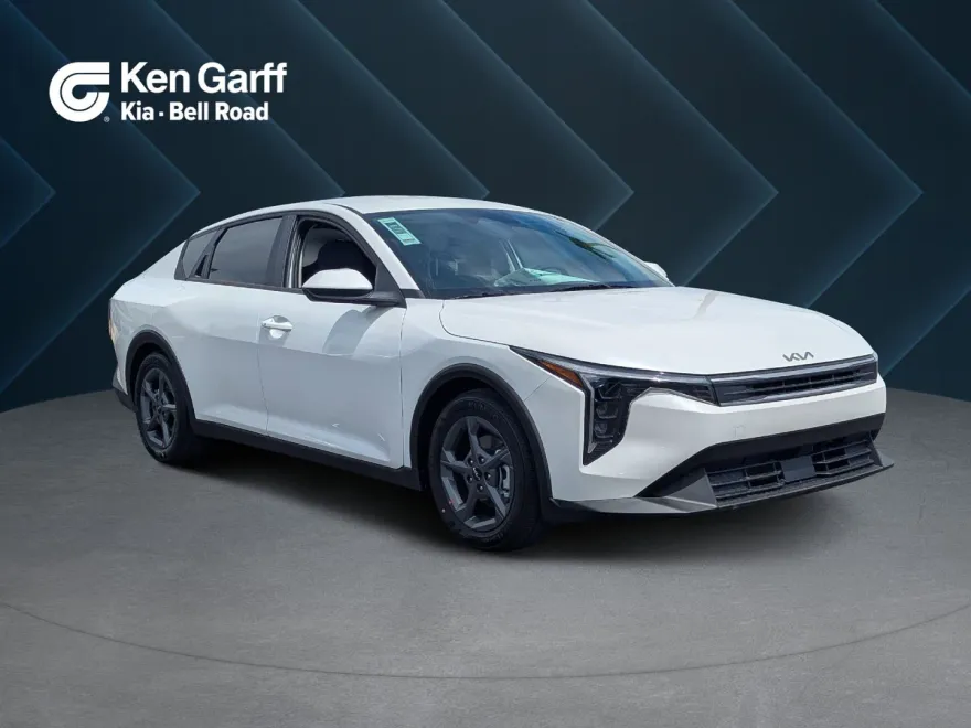 2025 Kia K4 LXS photo 1