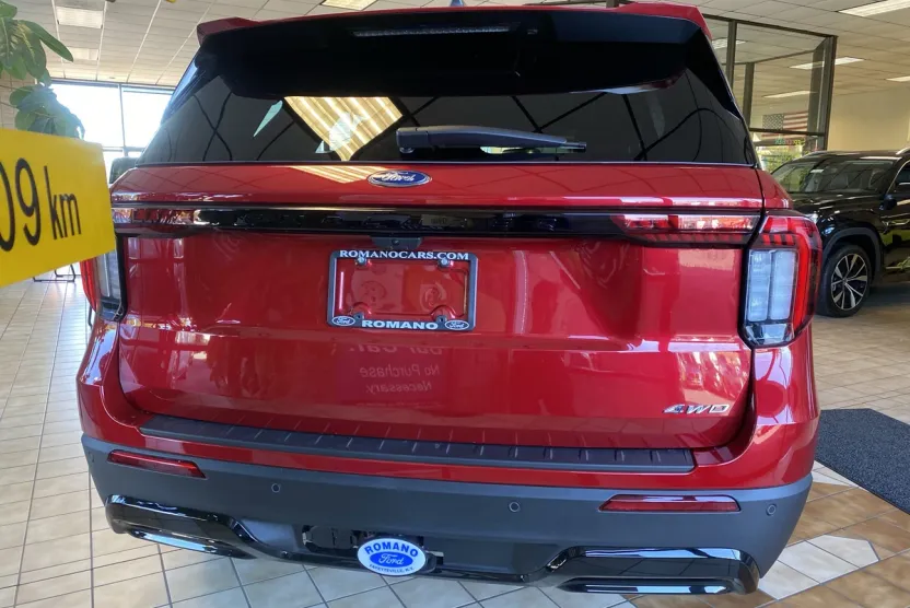 2025 Ford Explorer ST-Line photo 1