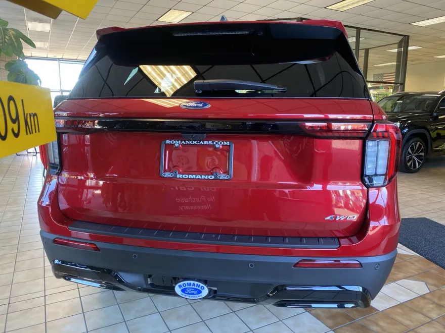 2025 Ford Explorer ST-Line photo 1