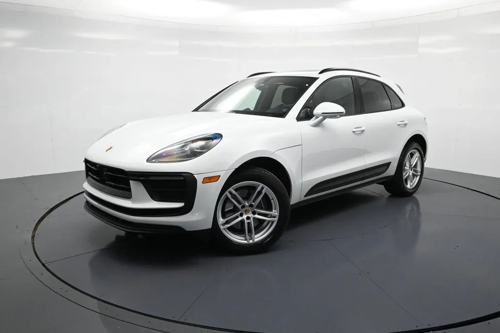 2025 Porsche Macan T photo 1