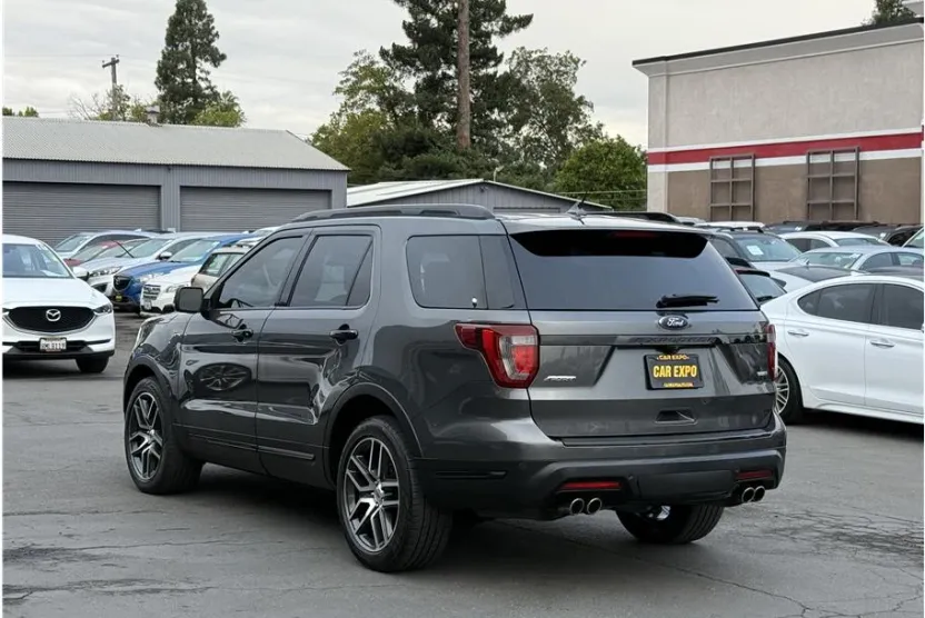 2018 Ford Explorer Sport photo 1