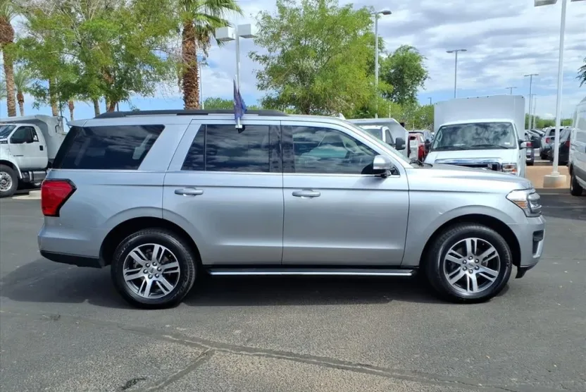 2023 Ford Expedition XLT photo 1