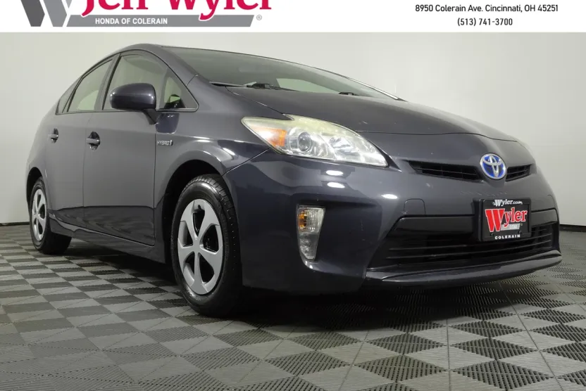 2013 Toyota Prius Three photo 1
