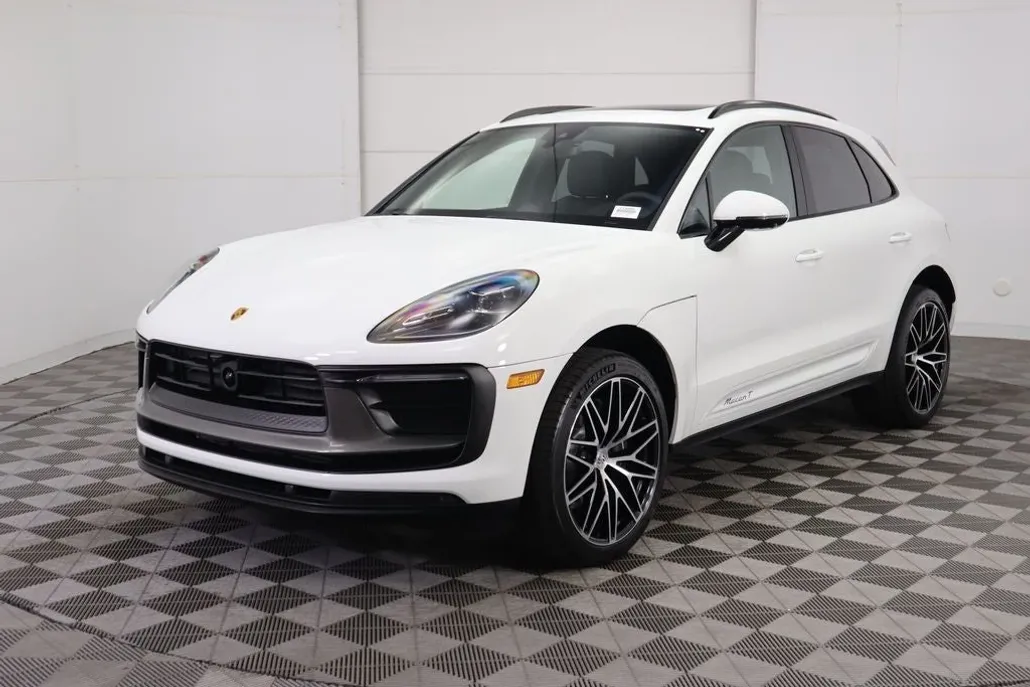 2025 Porsche Macan T photo 1