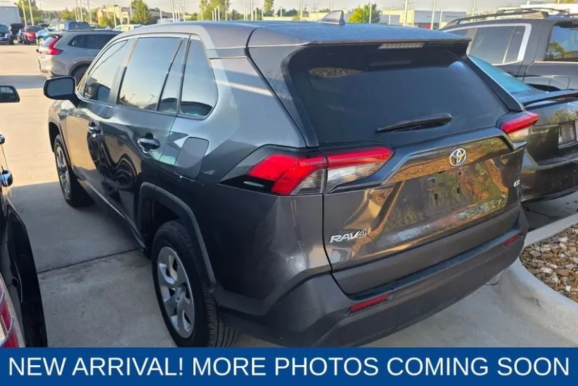 2023 Toyota RAV4 LE photo 1