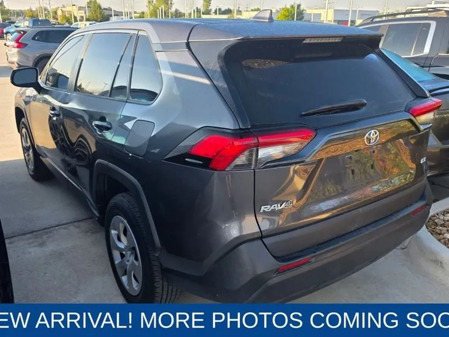 2023 Toyota RAV4 LE photo 1
