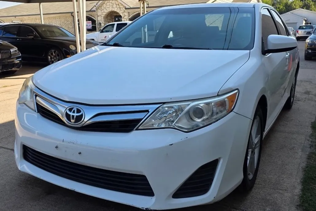 2013 Toyota Camry LE photo 1