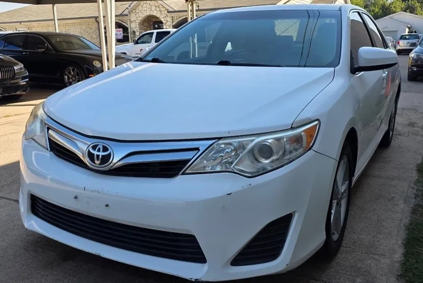2013 Toyota Camry LE photo 1