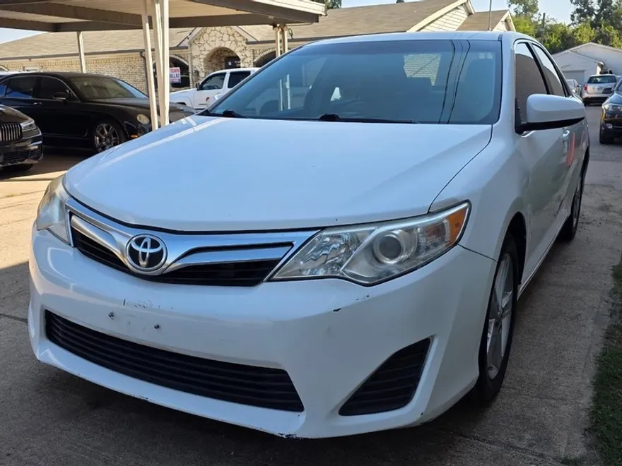 2013 Toyota Camry LE photo 1