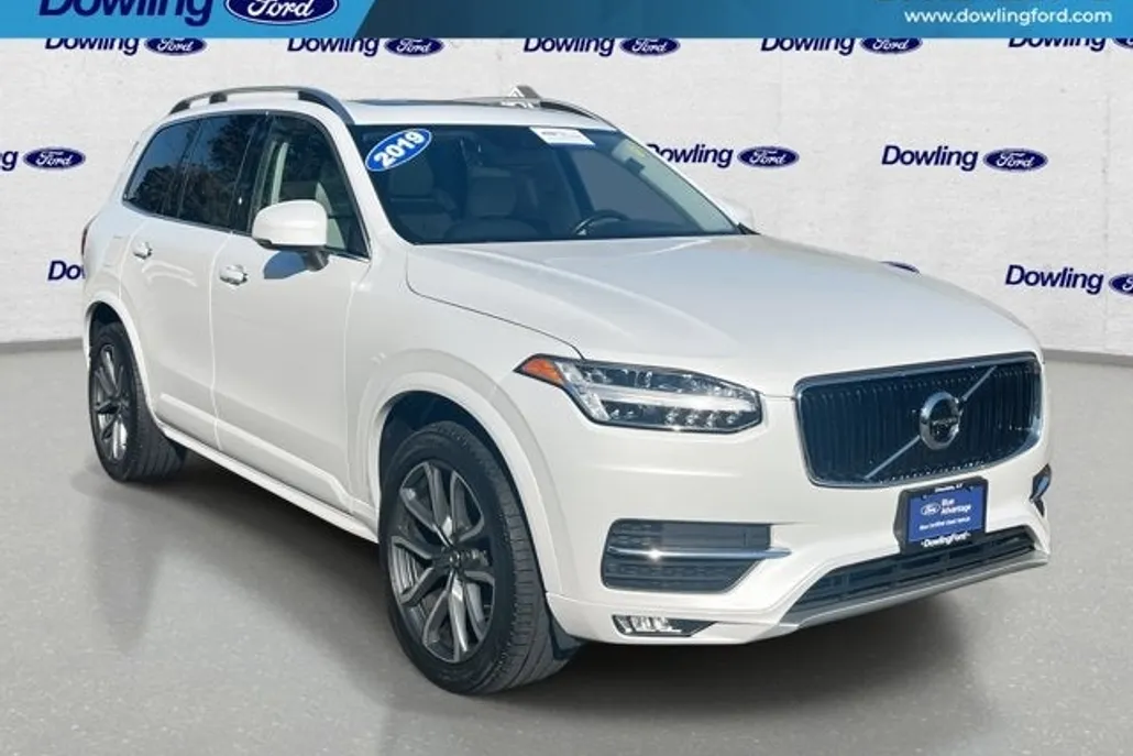 2019 Volvo XC90 Momentum photo 1