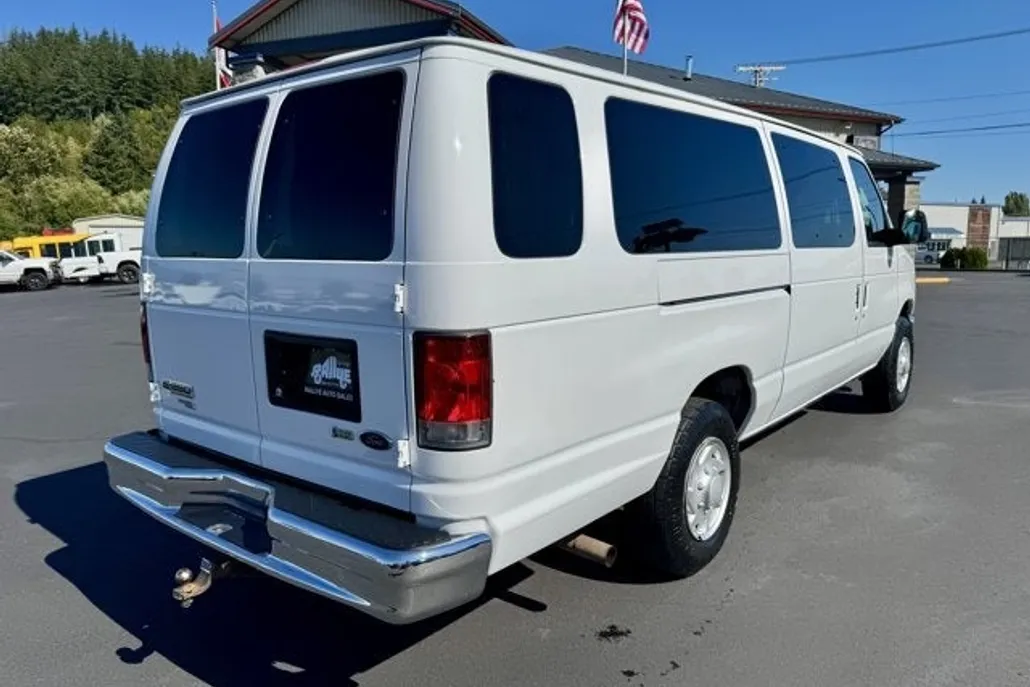 2011 Ford E-350 photo 1
