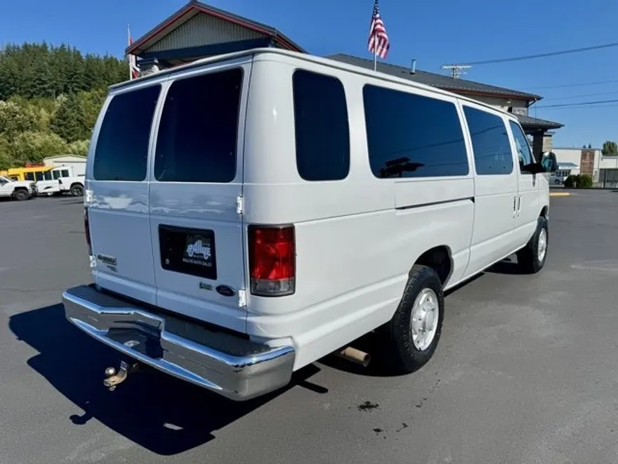 2011 Ford E-350 photo 1