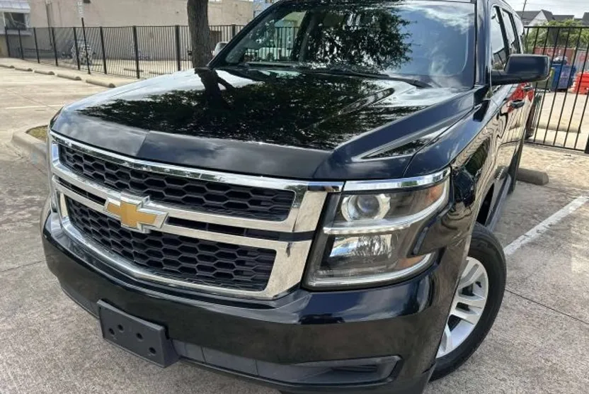 2017 Chevrolet Suburban LS photo 1