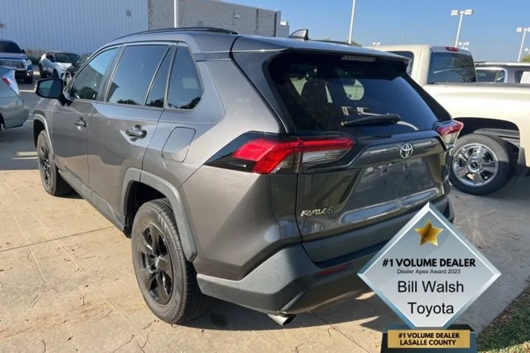 2021 Toyota RAV4 XLE photo 1
