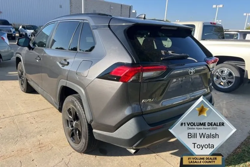 2021 Toyota RAV4 XLE photo 1