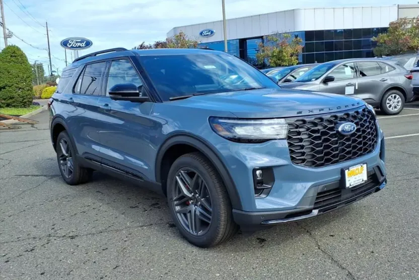 2025 Ford Explorer ST-Line photo 1