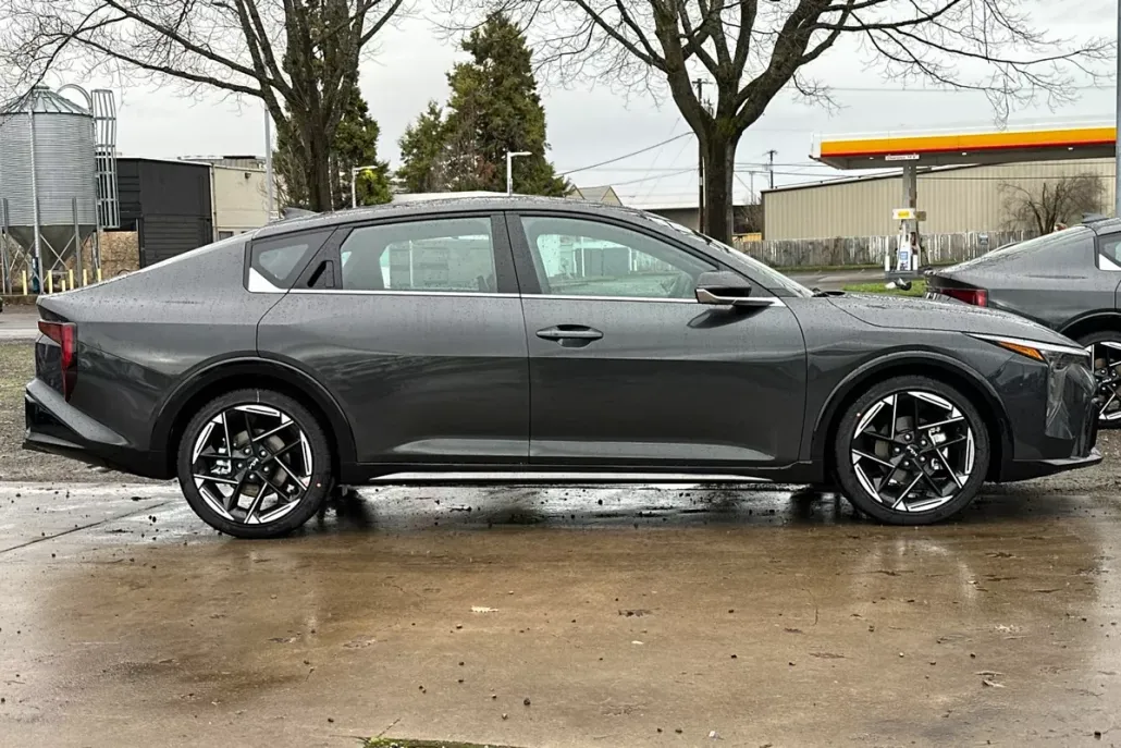 2025 Kia K4 GT-Line photo 1