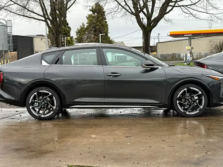 2025 Kia K4 GT-Line photo 1