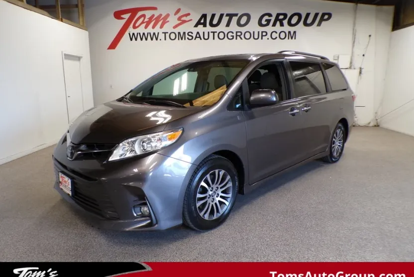 2018 Toyota Sienna XLE photo 1