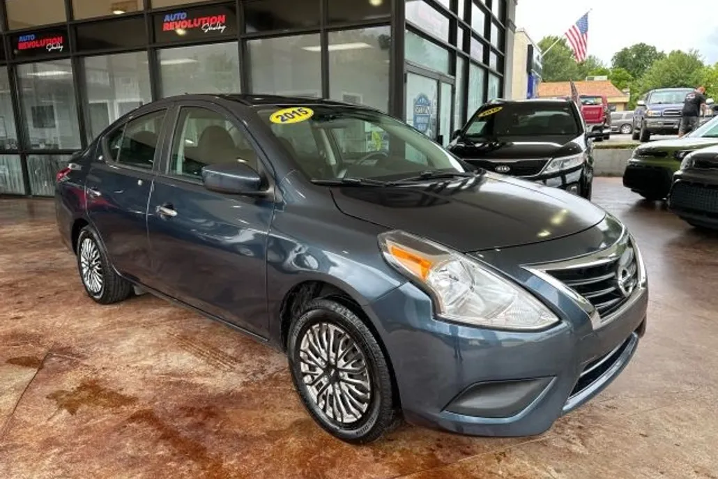 2015 Nissan Versa SV Sedan photo 1