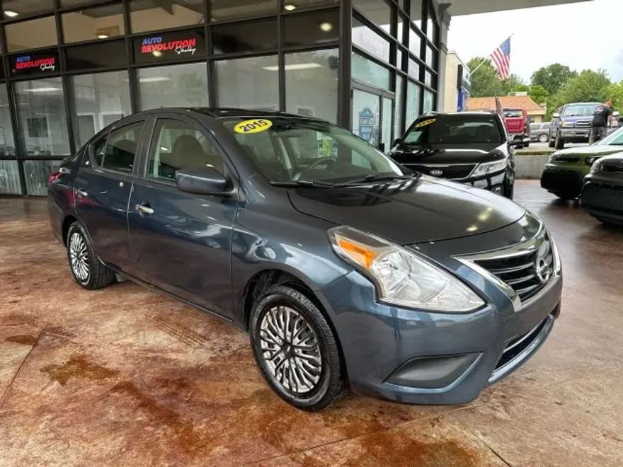2015 Nissan Versa SV Sedan photo 1