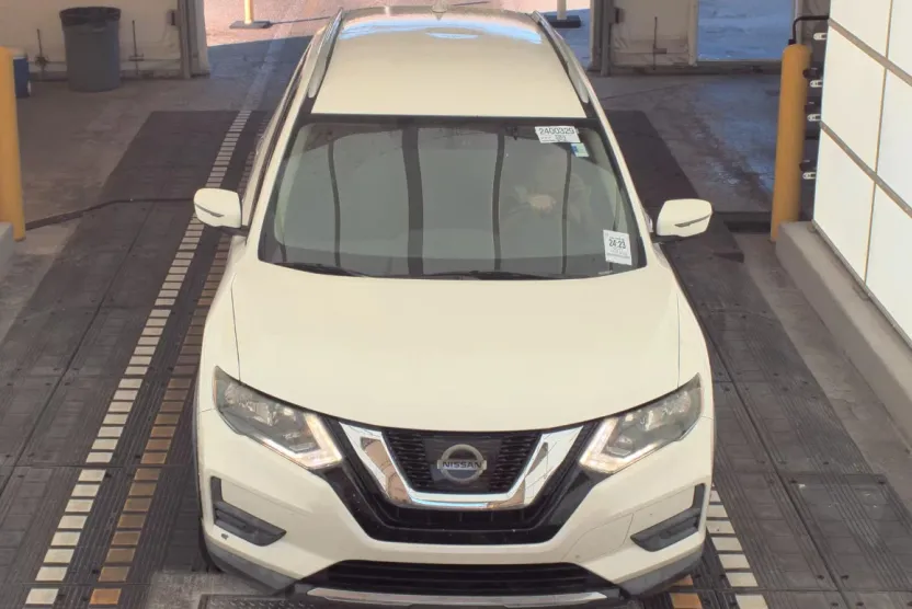 2017 Nissan Rogue SV photo 1