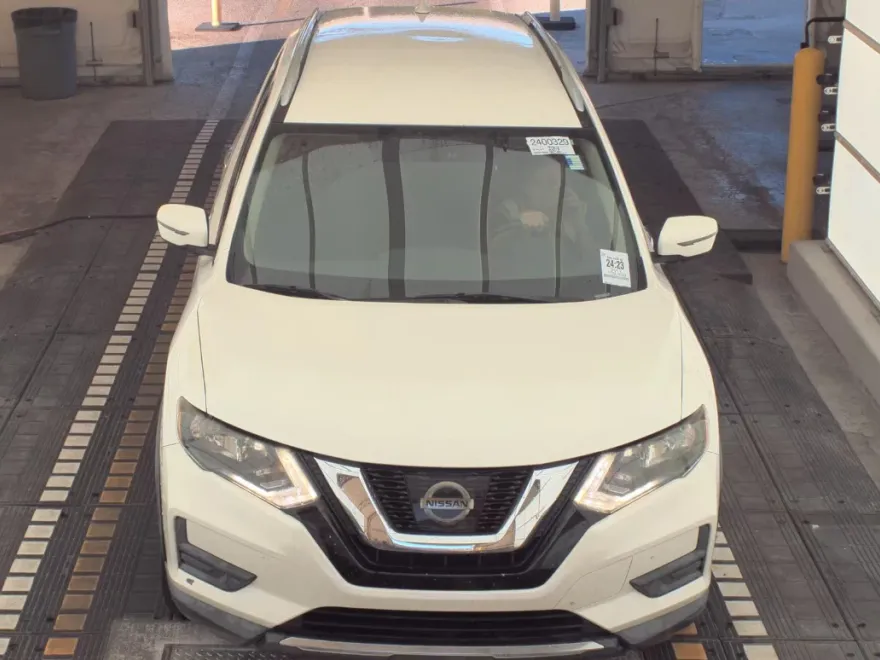 2017 Nissan Rogue SV photo 1