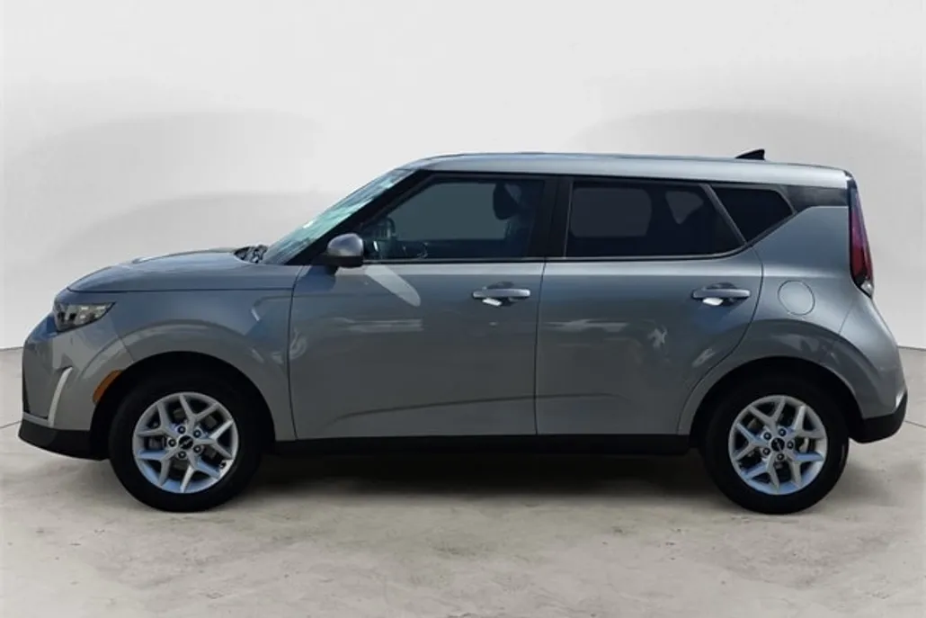 2023 Kia Soul LX photo 1