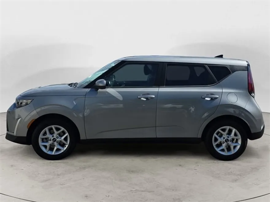 2023 Kia Soul LX photo 1