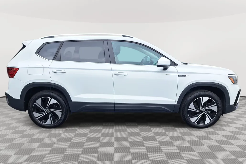 2024 Volkswagen Taos SE photo 1