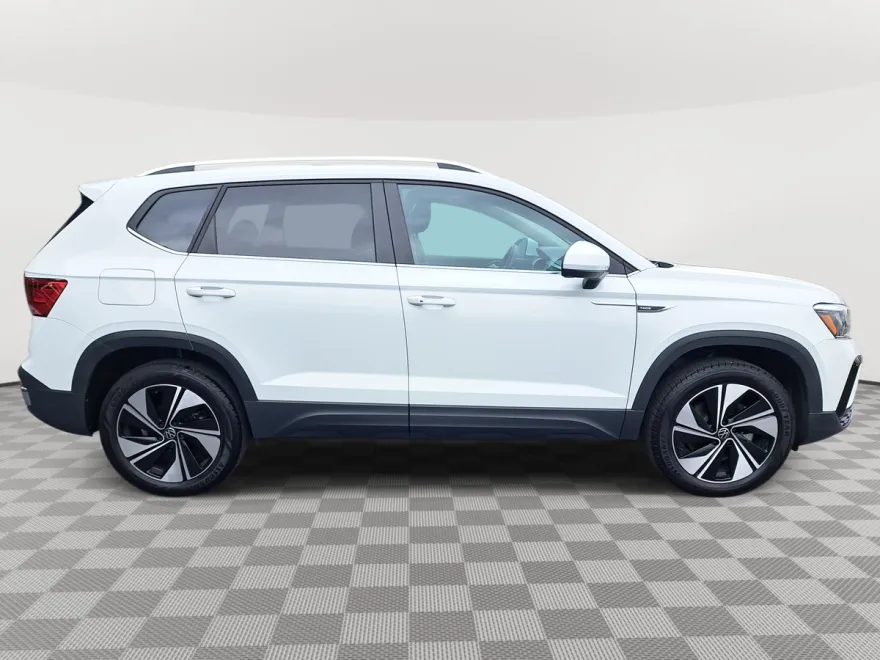 2024 Volkswagen Taos SE photo 1