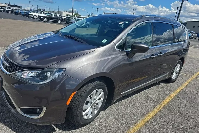2018 Chrysler Pacifica Touring L photo 1