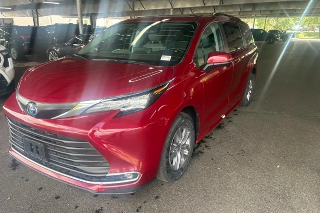 2023 Toyota Sienna XLE photo 1
