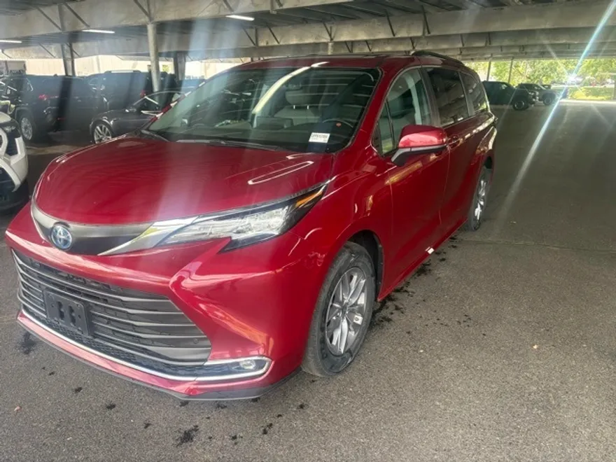 2023 Toyota Sienna XLE photo 1