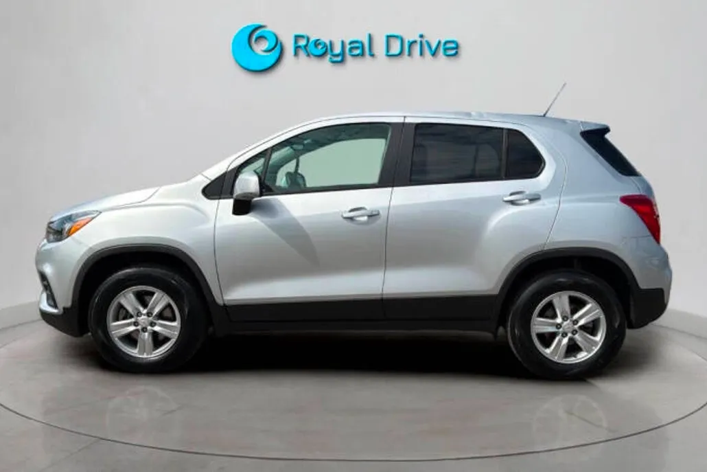 2022 Chevrolet Trax LS photo 1