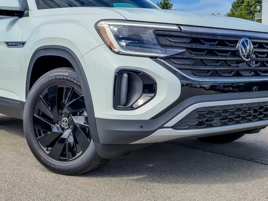 2025 Volkswagen Atlas Cross Sport SE Technology photo 1