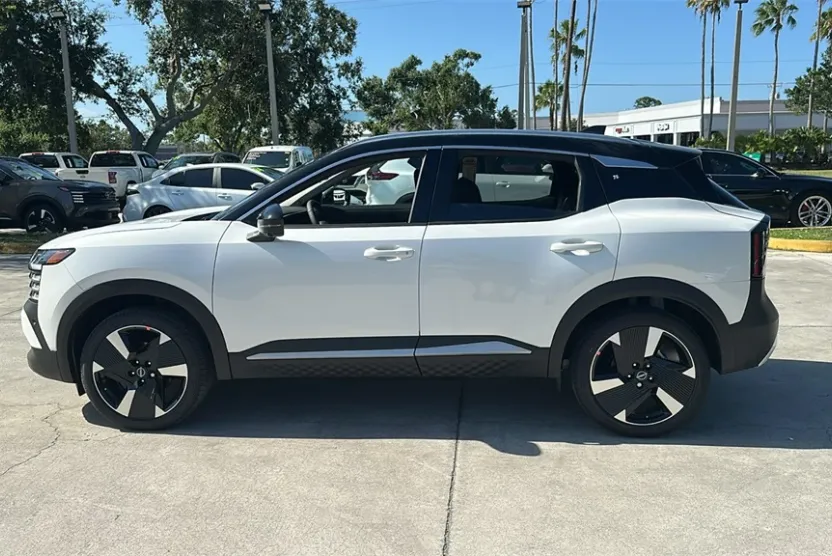 2025 Nissan Kicks SR photo 1