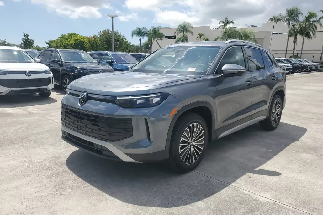 2025 Volkswagen Tiguan S photo 1