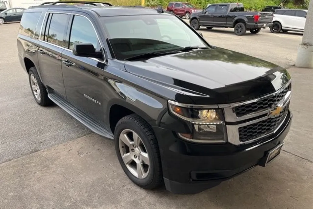 2016 Chevrolet Suburban LT photo 1