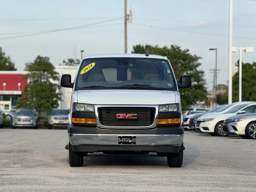 2024 Gmc Savana 2500 LT photo 2