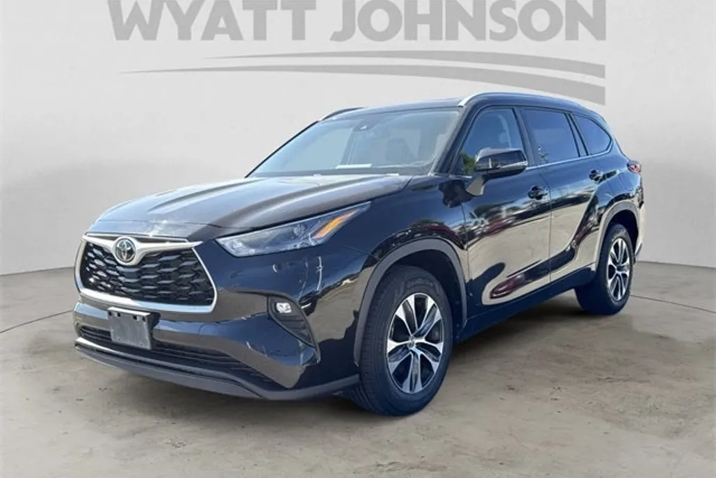 2023 Toyota Highlander XLE photo 1