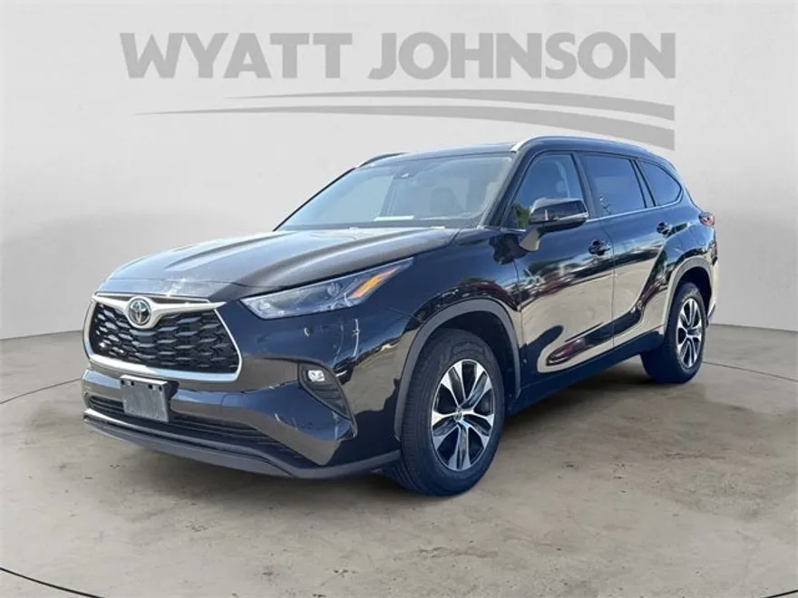 2023 Toyota Highlander XLE photo 1