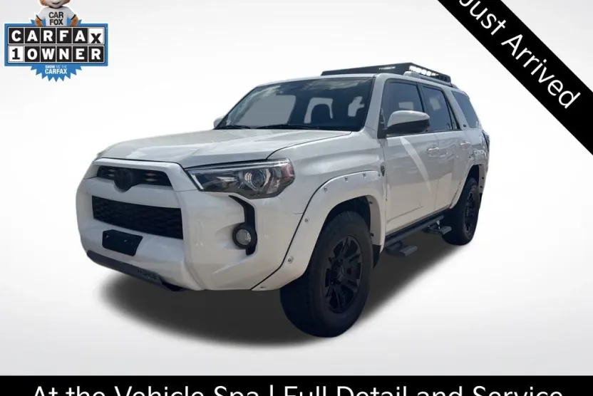 2017 Toyota 4Runner SR5 photo 1
