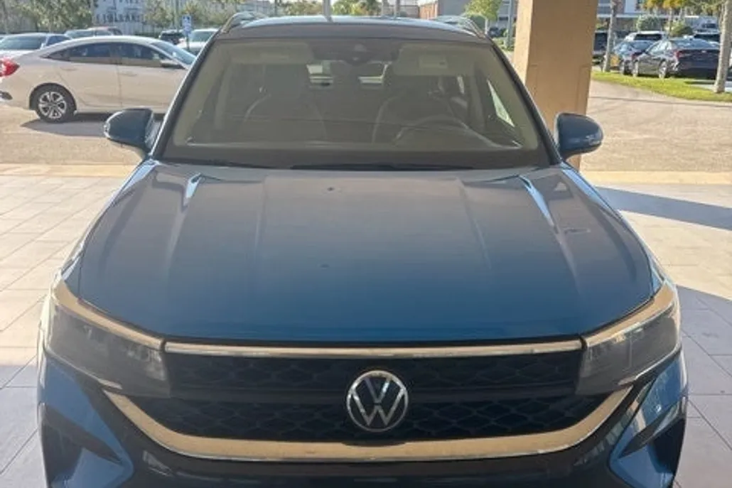 2024 Volkswagen Taos SE photo 1