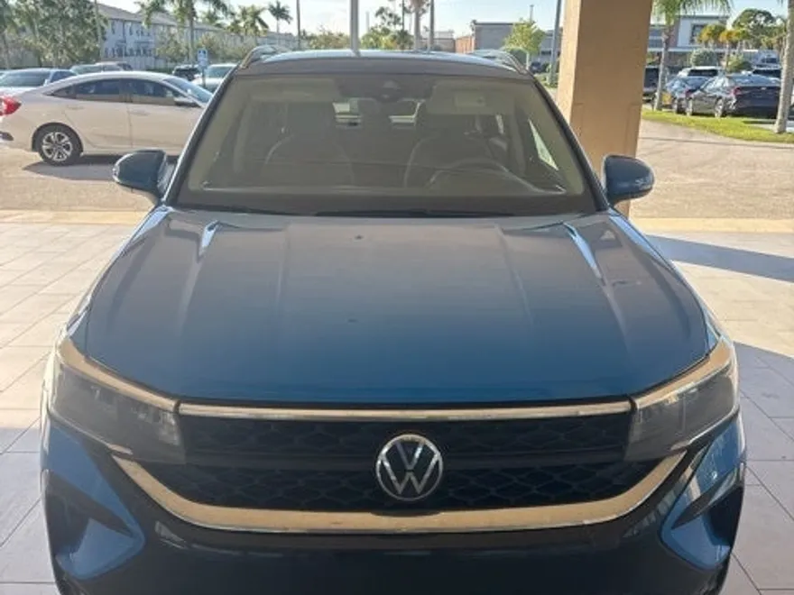2024 Volkswagen Taos SE photo 1