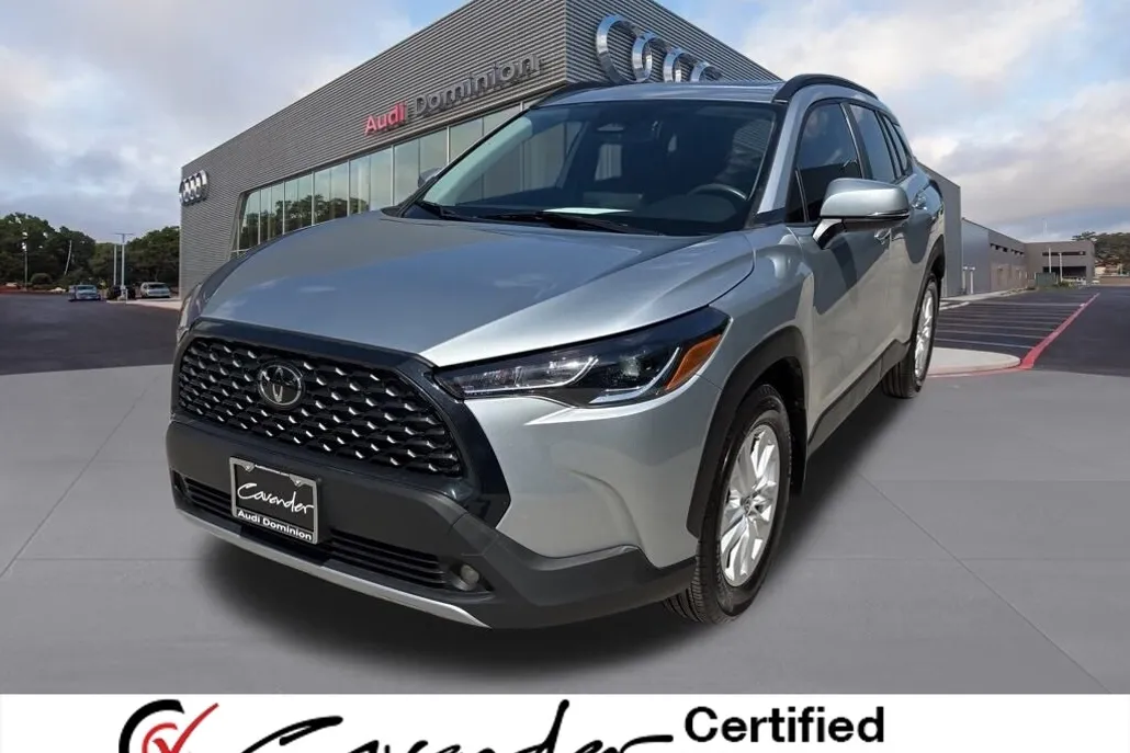 2023 Toyota Corolla Cross LE photo 1