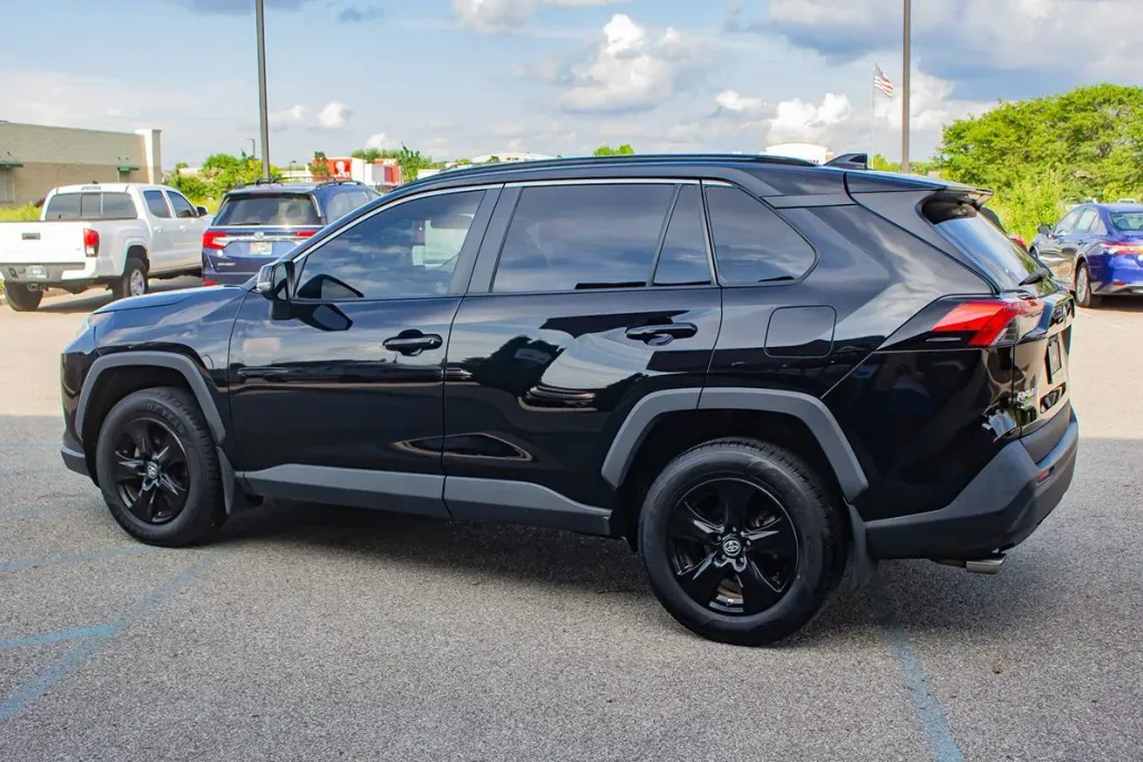 2019 Toyota RAV4 XLE photo 1