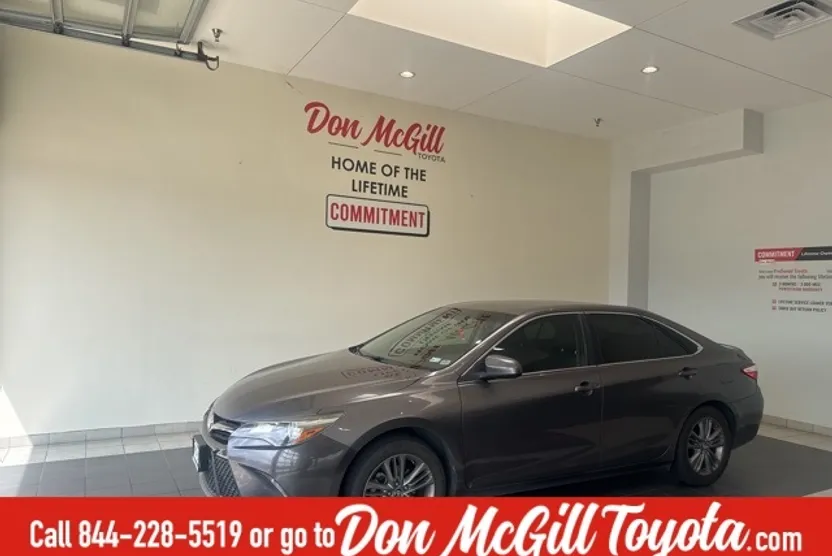 2017 Toyota Camry SE photo 1