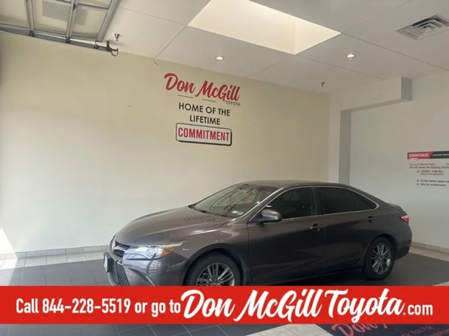 2017 Toyota Camry SE photo 1